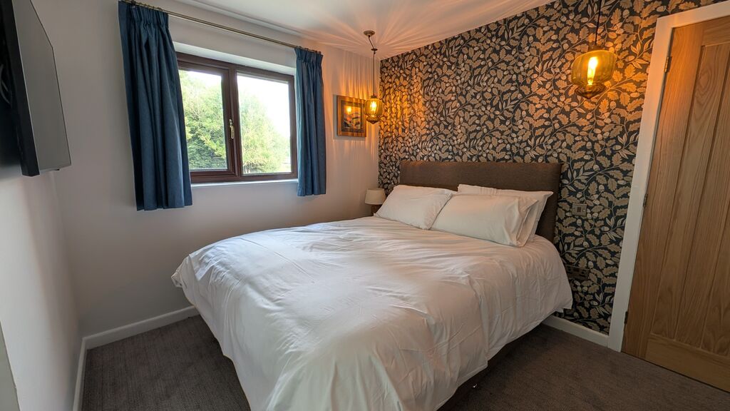 Master bedroom | Kingfisher Cottage
